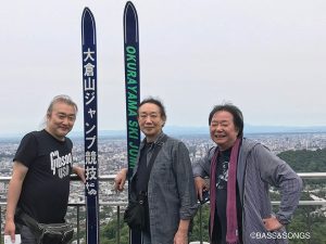 85d_札幌を見下ろす大倉山ジャンプ台の上で、テトラゴンの窪田晴男さん、岡井大二さんと広規さん