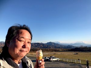 八ヶ岳を見ながら絶品の清里清泉寮ソフトクリームを食べる