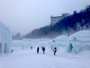 氷瀑祭りの会場は氷の建物がいっぱいで寒そう